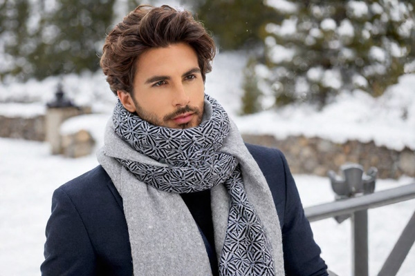 Не только стильно, но и полезно: шарф как еще один слой защиты от холода.