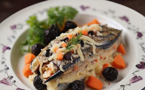 Рецепт скумбрии в духовке с черносливом, луком и майонезом: Вкусный ужин за 30 минут